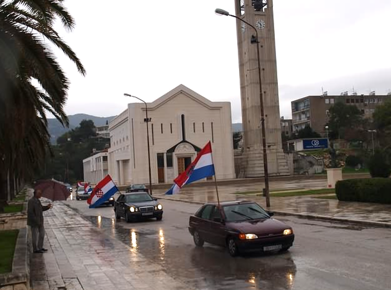 PAMTIMO TAJ 16. STUDENI 2012.: Pogledajte arhivske fotografije iz Ploča. Veliko slavlje i sreća zbog oslobađajućih presuda generalima Gotovini i Markaču!