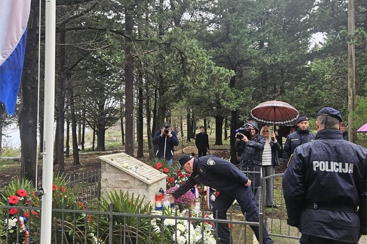 Načelnik PU dubrovačko-neretvanske Ivan Pavličević sa suradnicima i predstavnici Udruge SJP Grof odali počast šestorici branitelja poginulih na Bosanci