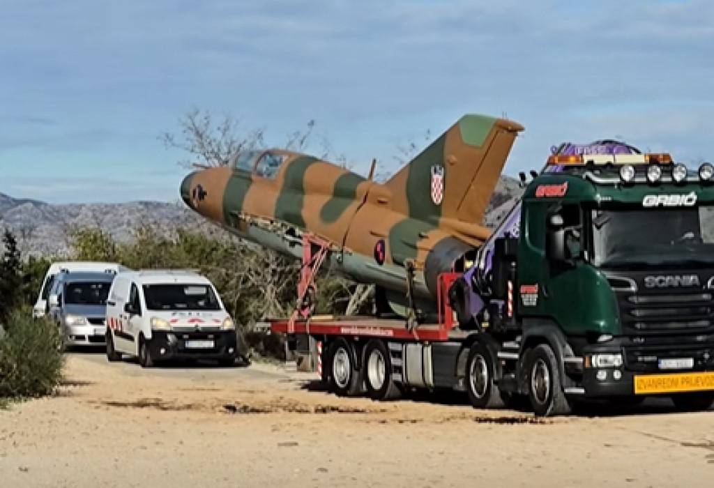 Mig 21 iz Domovinskog rata dovezen na Srđ: Podsjetnik je na vrijeme kada se sloboda branila srcem, poručuje dubrovački gradonačelnik Franković