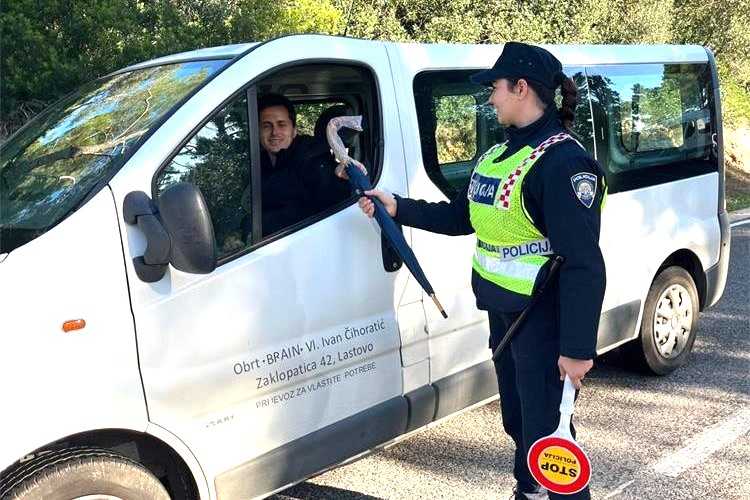 Prometna policija PU dubrovačko-neretvanske najuzornije vozače nagradila poklonima