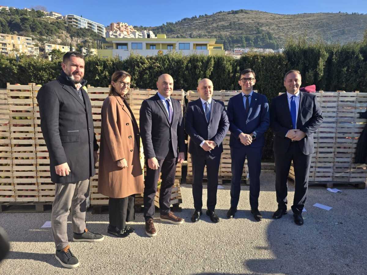 Osmu godinu zaredom u Dubrovnik stigla donacija od deset tona jabuka iz Vukovarsko-srijemske županije