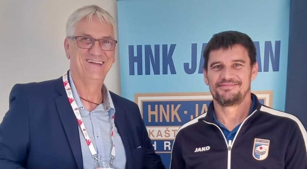 ŠETKA DONIRAO SEMAFOR SUĆURANIMA