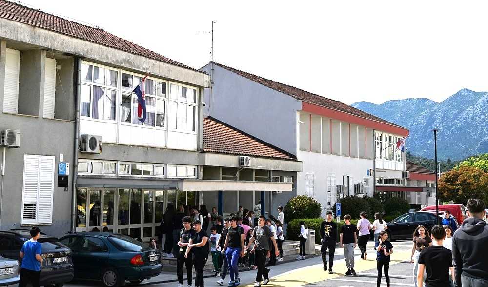 Velika promjena u školskom kalendaru: vraćaju se zimski praznici u dva dijela!