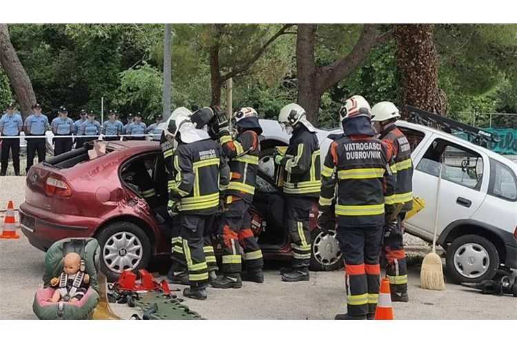 Zajednička pokazna vatrogasna vježba JVP Dubrovački vatrogasci i budućih mladih policajaca