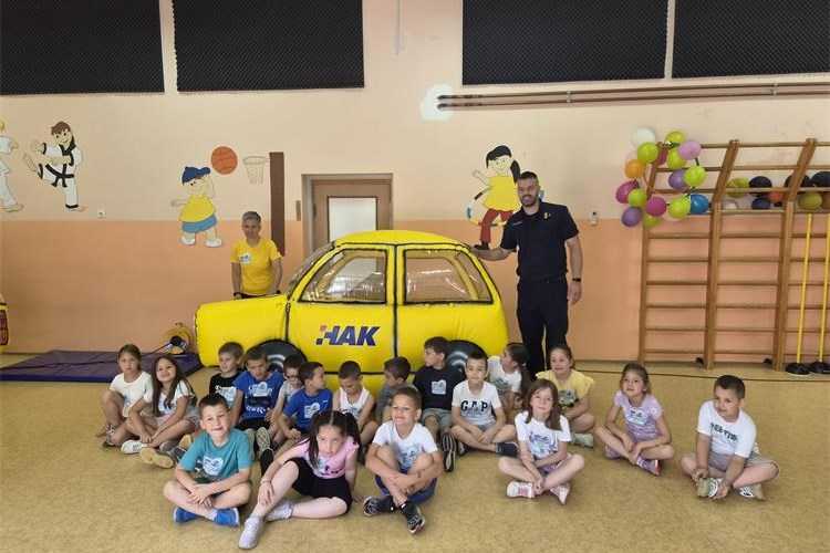 Djeca najviše vole učenje kroz igru, evo kako to radi metkovska policija