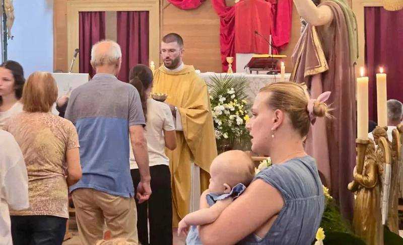 U ovom selu je živjelo 1139 ljudi, danas tek 18… Ali ne odustaju; došlo 6 svećenika i stotine gastarbajtera