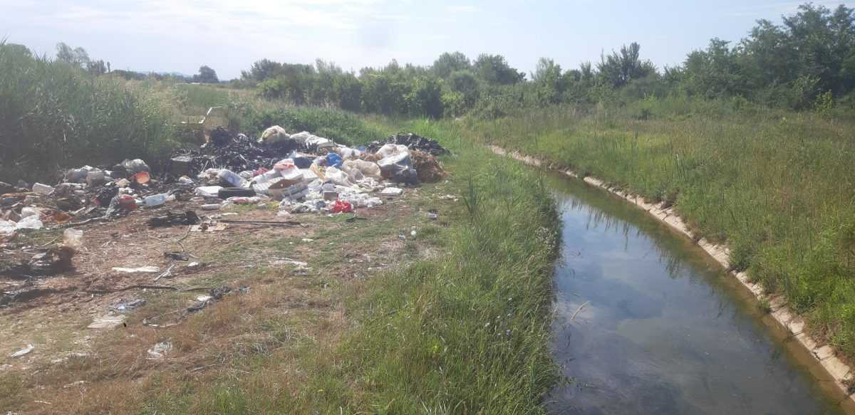 Hrpe smeća uz vodonatapni kanal u vrgorskome polju Rastoku