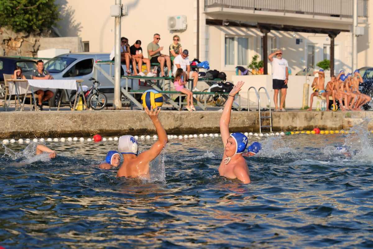 Polaznici škola vaterpola iz Rogotina i Ploča odigrali utakmicu na igralištu Potkućetine