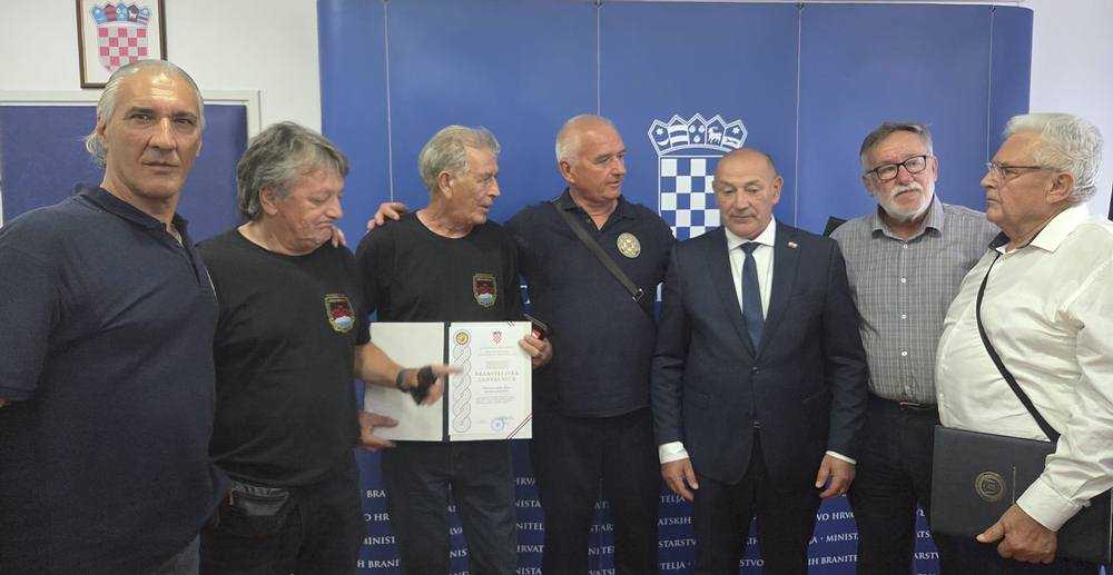 Ministar branitelja pločanskim i metkovskim postrojbama uručio zahvalnice za akciju „Zelena tabla-Mala Bara“