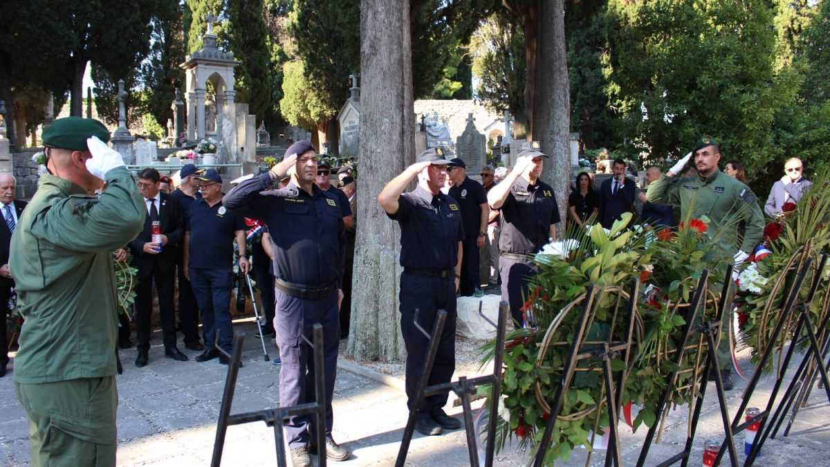 Položeni vijenci i zapaljene svijeće povodom Dana pobjede i domovinske zahvalnosti i Dana hrvatskih branitelja