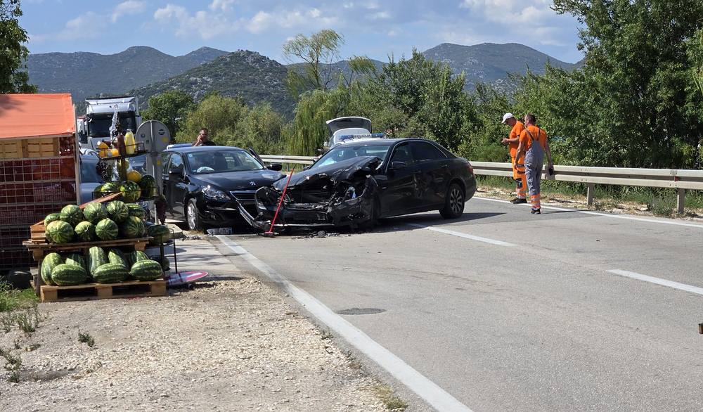 Prometna nesreća na Jadranskoj magistrali preko puta Komina