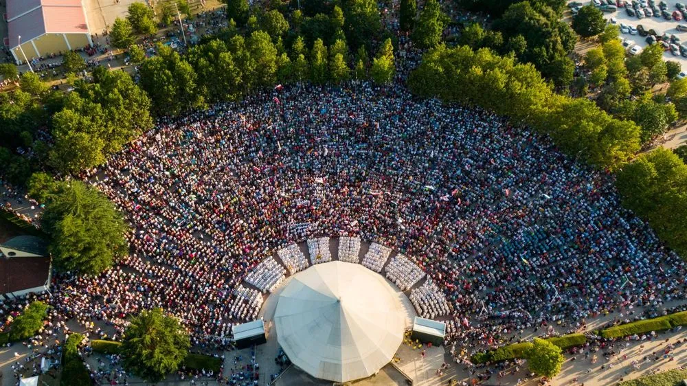 Tisuće mladih vjernika stiglo u Međugorje na 37. Mladifest