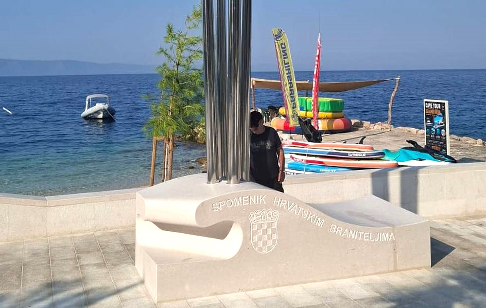 Završen Spomenik hrvatskim braniteljima u Podgori, autora Tea Bilasa