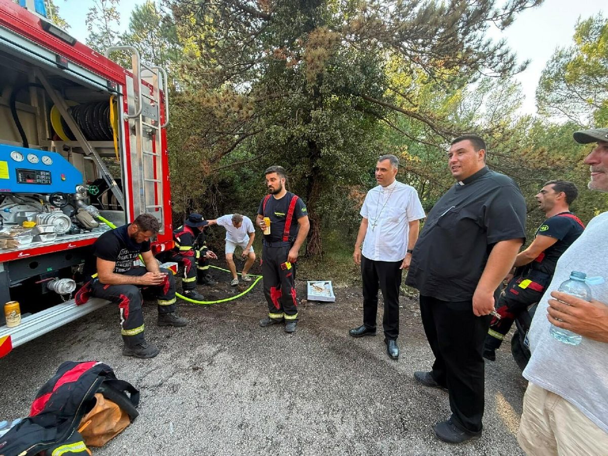 Dubrovački biskup i generalni vikar obišli požarište na Pelješcu, župnik Tonći Ante Prizmić ih upoznao sa situacijom na terenu