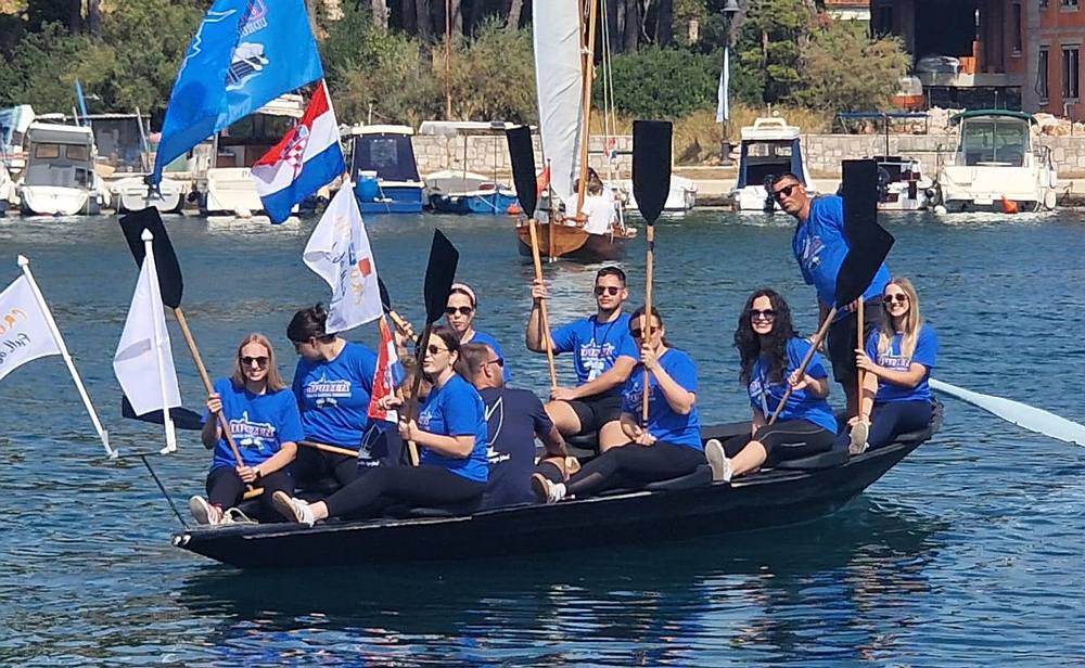 Neretvanska lađa ponovno očarala Hvar: Udruga za očuvanje neretvanske baštine iz Opuzena briljirala na „Danima u vali”