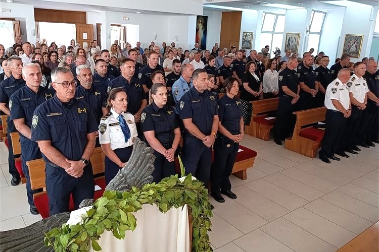 Dan policije obilježen polaganjem vijenaca i svečanom svetom misom
