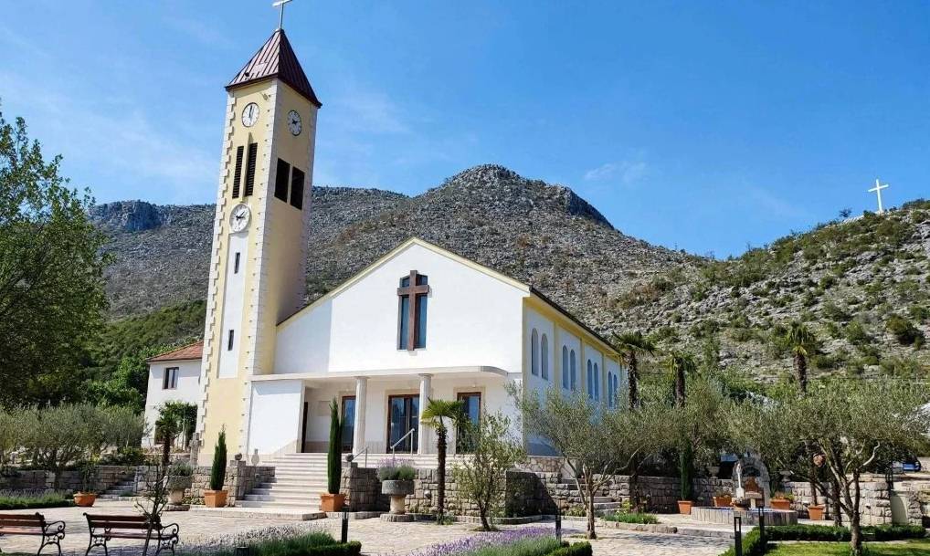 Župnik podigao buru objavom, podijelio vjernike: ‘Što će nam trube i vijenci na sprovodima? ‘Hajdemo ih mi prvi ukinuti‘